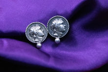 Charger l&#39;image dans la galerie, Paire de clip d&#39;oreille argent, reproduction pièce grecque. Poinçons maître FXB
