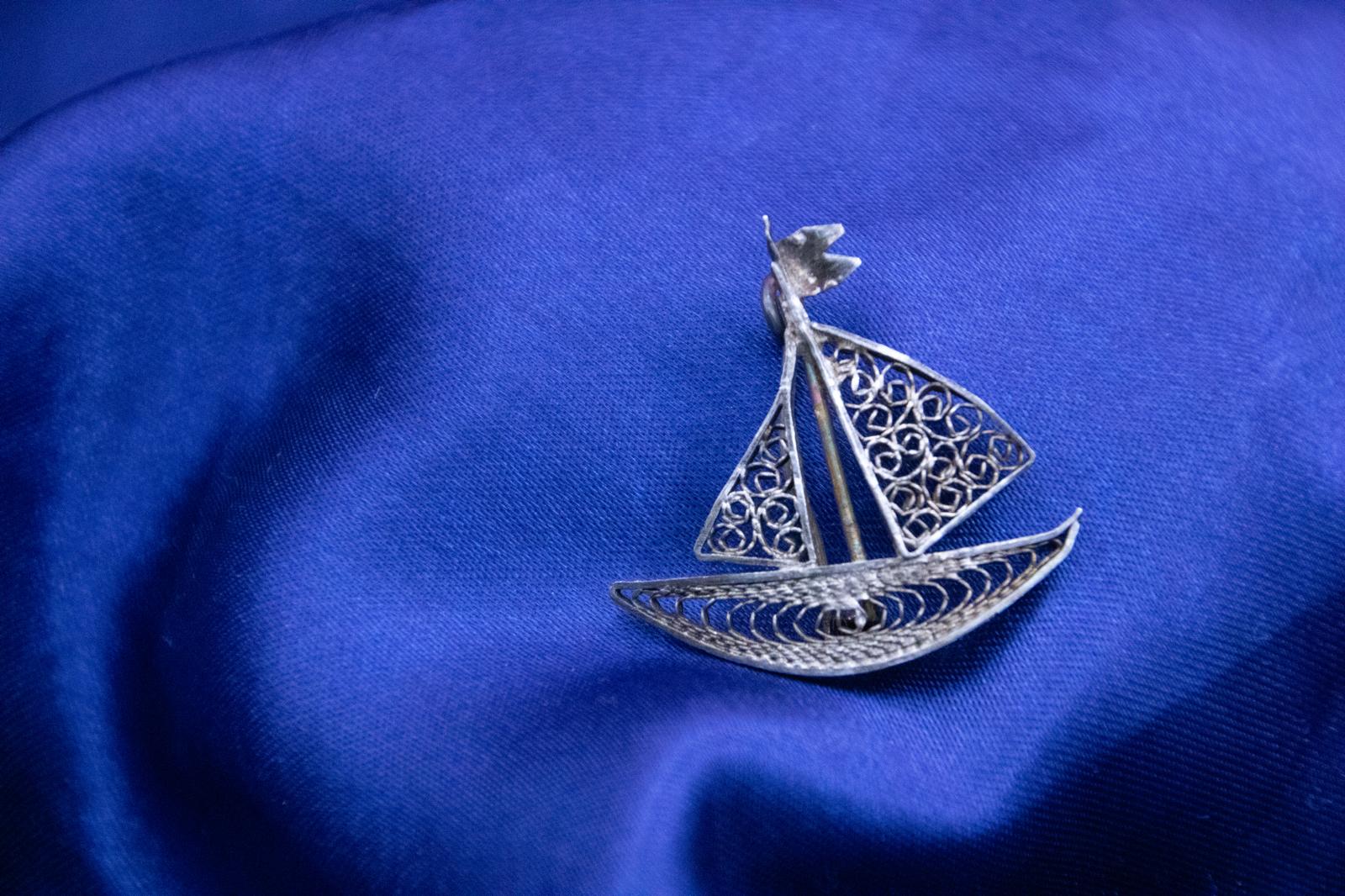 Broche en filigrane d'argent 900 en verre bleu et peau de serpent Broche en filigrane d'argent 900 en verre bleu et peau de serpent