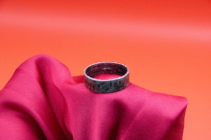 Bague anneau en argent martelée et noirci.