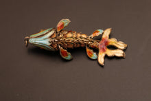Charger l&#39;image dans la galerie, Pendentif poisson articulé en filigrane argent et émail de couleurs. Quelques éclats sur l&#39;émail
