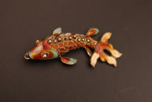 Charger l&#39;image dans la galerie, Pendentif poisson articulé en filigrane argent et émail de couleurs. Quelques éclats sur l&#39;émail
