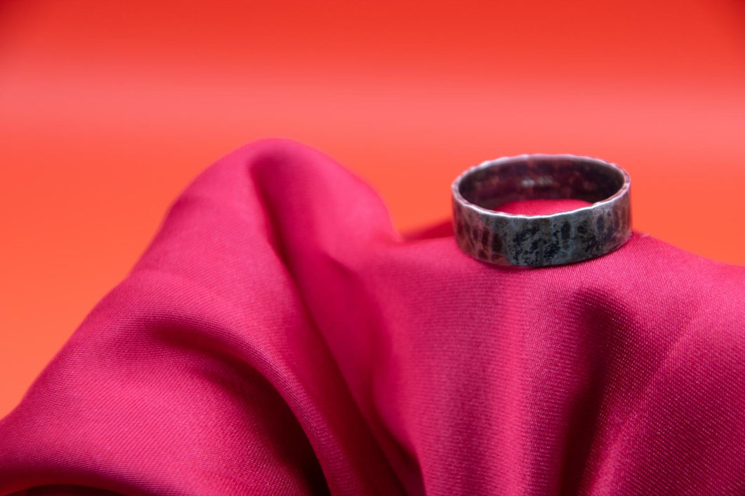 Bague anneau en argent martelée et noirci.