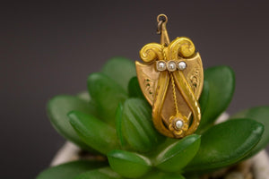 Bijoux anciens, pendentif or massif et perles.