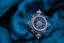 Charger l&#39;image dans la galerie, Broche ancienne argenté
