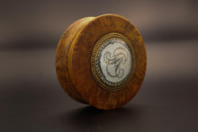 Charger l&#39;image dans la galerie, Boîte ronde en buis tourné. Médaillon or et monogramme de famille brodé. Travail Genevois fin XIX ème
