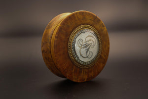 Boîte ronde en buis tourné. Médaillon or et monogramme de famille brodé. Travail Genevois fin XIX ème