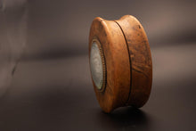 Charger l&#39;image dans la galerie, Boîte ronde en buis tourné. Médaillon or et monogramme de famille brodé. Travail Genevois fin XIX ème
