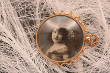 Charger l&#39;image dans la galerie, Médaillon doré ancien avec photo souvenir noir et blanc . Vers 1900
