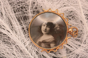 Médaillon doré ancien avec photo souvenir noir et blanc . Vers 1900