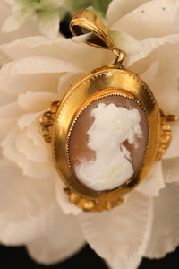 Camé ancien avec monture or massif , pendentif et broche en même temps . Travail fin XIX en parfait état.