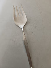 Charger l&#39;image dans la galerie, Grande fourchette à service Danoise en argent Sterling

