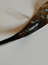 Charger l&#39;image dans la galerie, Ravissante petite louche à crème hollandaise argent massif vers 1920
