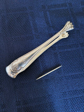 Charger l&#39;image dans la galerie, Grande pince à sucre en argent massif Français Minerve , style empire
