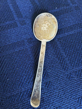 Charger l&#39;image dans la galerie, Petit le cuillère d&#39;époque Art déco, martelée. Orfèvre Staub probablement Allemagne ou Suisse. Argent massif
