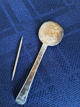 Charger l&#39;image dans la galerie, Petit le cuillère d&#39;époque Art déco, martelée. Orfèvre Staub probablement Allemagne ou Suisse. Argent massif
