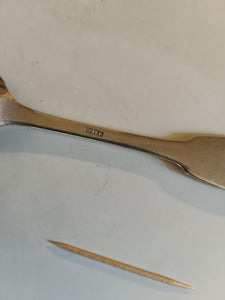 Maître orfèvre Wild Allemagne vers 1820 grande cuillère à soupe en argent massif . Poinçon de maître . Initiales familles HL
