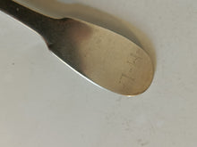 Charger l&#39;image dans la galerie, Maître orfèvre Wild Allemagne vers 1820 grande cuillère à soupe en argent massif . Poinçon de maître . Initiales familles HL
