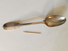Charger l&#39;image dans la galerie, Maître orfèvre Wild Allemagne vers 1820 grande cuillère à soupe en argent massif . Poinçon de maître . Initiales familles HL
