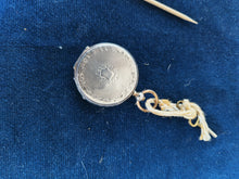 Charger l&#39;image dans la galerie, Montre gousset femme début XXÈME boîtier en argent massif , remontoirs à clé
