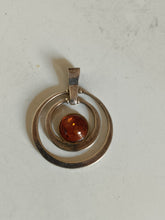 Charger l&#39;image dans la galerie, Pendentif argent et ambre baltique poinçons finlandais.
