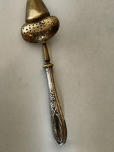 Charger l&#39;image dans la galerie, Cuillère à sucre glace ou olive,  manche argent d&#39;époque Art nouveau
