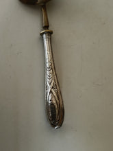 Charger l&#39;image dans la galerie, Cuillère à sucre glace ou olive,  manche argent d&#39;époque Art nouveau
