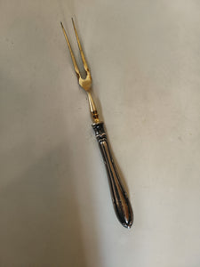 Fourchette à viande manche argent et pics doré .modèle ruban .