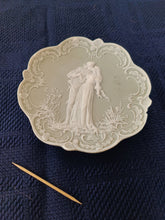 Charger l&#39;image dans la galerie, Schafer porcelaine romantique en biscuit allemand vers 1900
