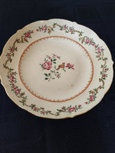 Charger l&#39;image dans la galerie, Compagnie des Indes, assiette en porcelaine peinte à la main. D&#39;époque XVIIIE famille verte.
