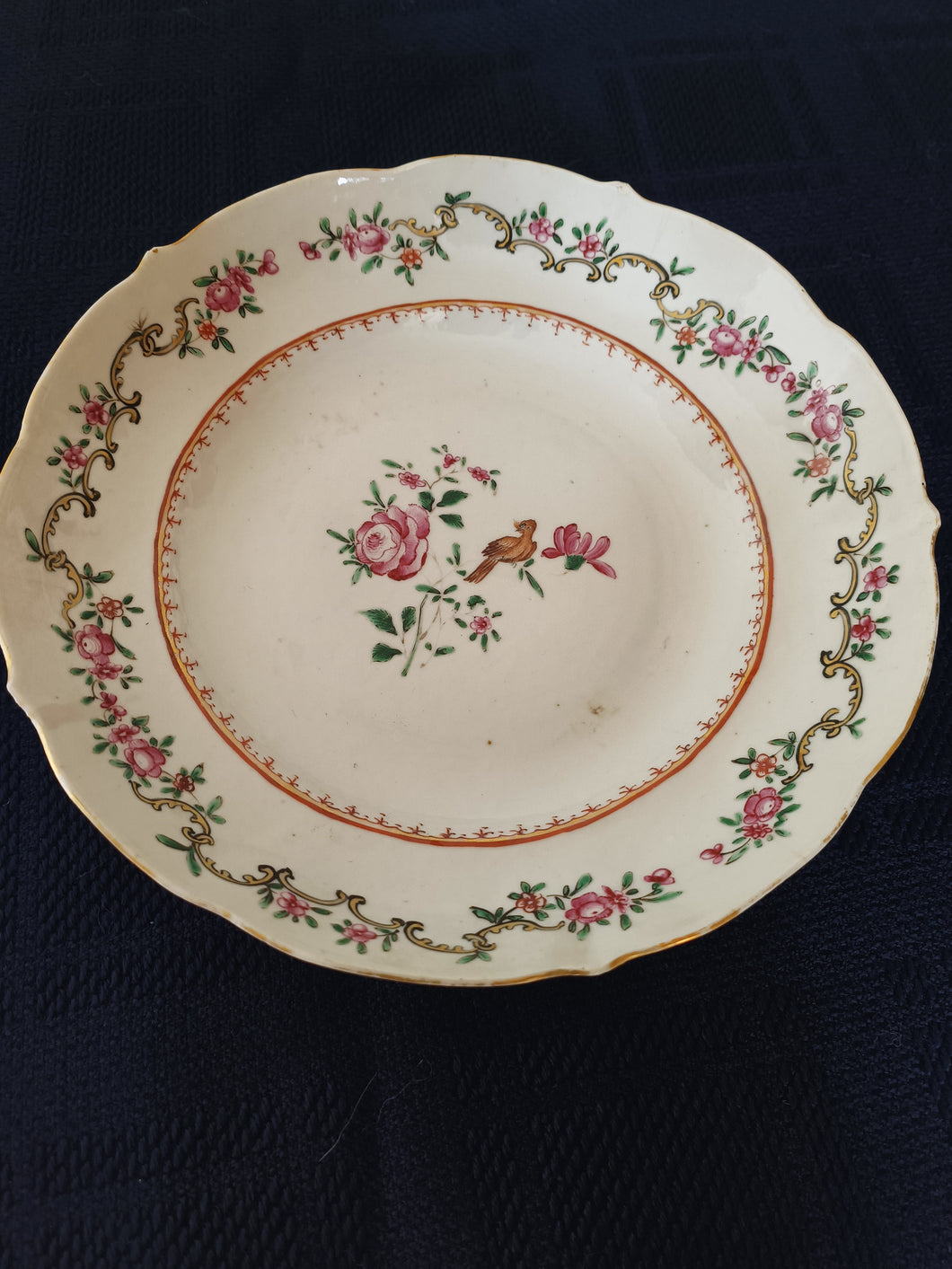 Compagnie des Indes, assiette en porcelaine peinte à la main. D'époque XVIIIE famille verte.