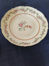 Charger l&#39;image dans la galerie, Compagnie des Indes, assiette en porcelaine peinte à la main. D&#39;époque XVIIIE famille verte.

