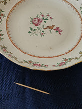Charger l&#39;image dans la galerie, Compagnie des Indes, assiette en porcelaine peinte à la main. D&#39;époque XVIIIE famille verte.
