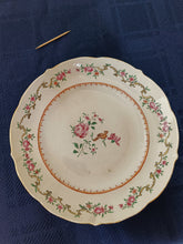 Charger l&#39;image dans la galerie, Compagnie des Indes, assiette en porcelaine peinte à la main. D&#39;époque XVIIIE famille verte.
