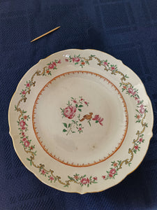 Compagnie des Indes, assiette en porcelaine peinte à la main. D'époque XVIIIE famille verte.