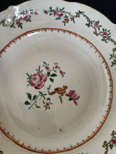 Charger l&#39;image dans la galerie, Compagnie des Indes, assiette en porcelaine peinte à la main. D&#39;époque XVIIIE famille verte.

