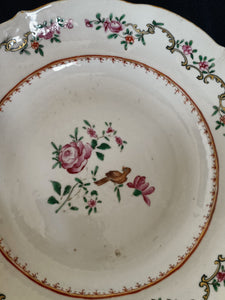 Compagnie des Indes, assiette en porcelaine peinte à la main. D'époque XVIIIE famille verte.