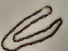 Charger l&#39;image dans la galerie, Collier première moitié XXème perles de verre style Grenat et fermoir or massif
