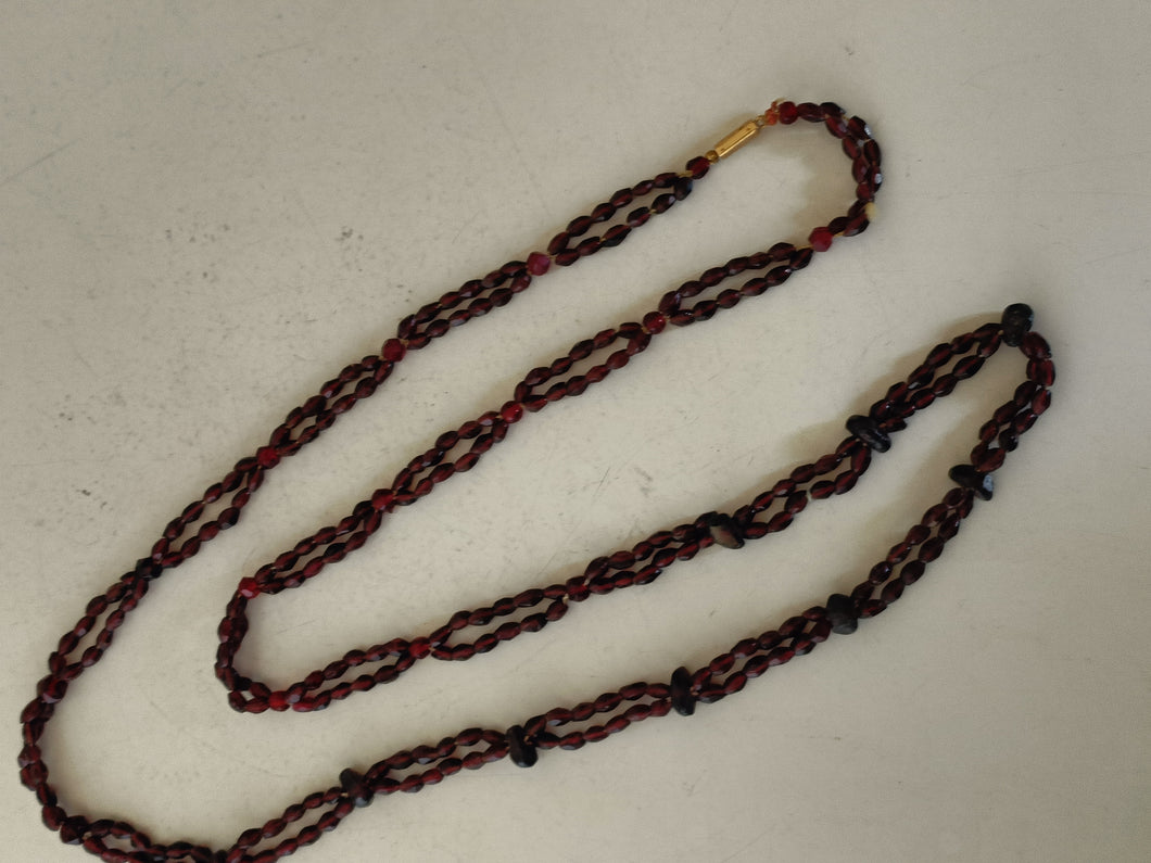 Collier première moitié XXème perles de verre style Grenat et fermoir or massif