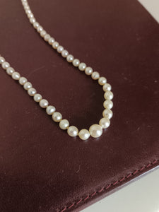 Collier perle de culture rosée en dégradée .

Fermoir or