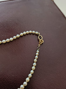 Collier perle de culture rosée en dégradée .

Fermoir or