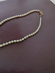 Collier perle de culture rosée en dégradée .

Fermoir or