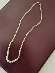 Collier perle de culture rosée en dégradée .

Fermoir or