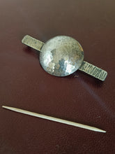 Charger l&#39;image dans la galerie, Broche d&#39;époque Art déco argent massif . Poinçons de maître à identifier
