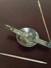 Charger l&#39;image dans la galerie, Broche d&#39;époque Art déco argent massif . Poinçons de maître à identifier
