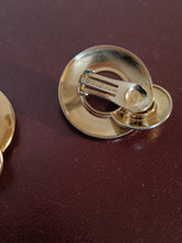 Charger l&#39;image dans la galerie, Christian Dior original paire de clip d&#39;oreille doré  vintage.
