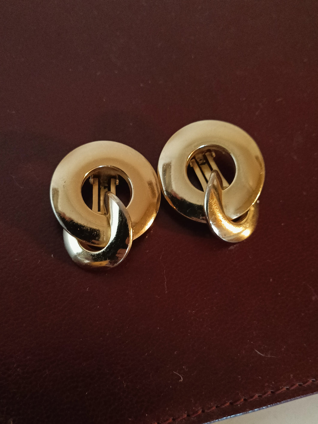 Christian Dior original paire de clip d'oreille doré  vintage.