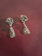 Charger l&#39;image dans la galerie, Paire de clip d&#39;oreille pompons vintage ,argenté dans le style de Hermes
