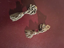 Charger l&#39;image dans la galerie, Paire de clip d&#39;oreille pompons vintage ,argenté dans le style de Hermes
