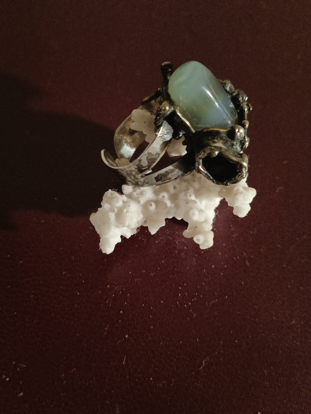 Bague argenté et pierre, dans le goût moderniste
