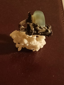 Bague argenté et pierre, dans le goût moderniste